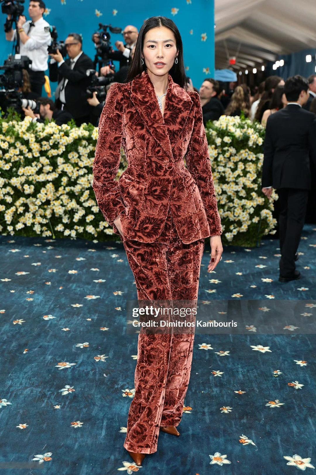 刘雯 × Met Gala 2025.OMG！表姐这套 BURBERRY 西装太