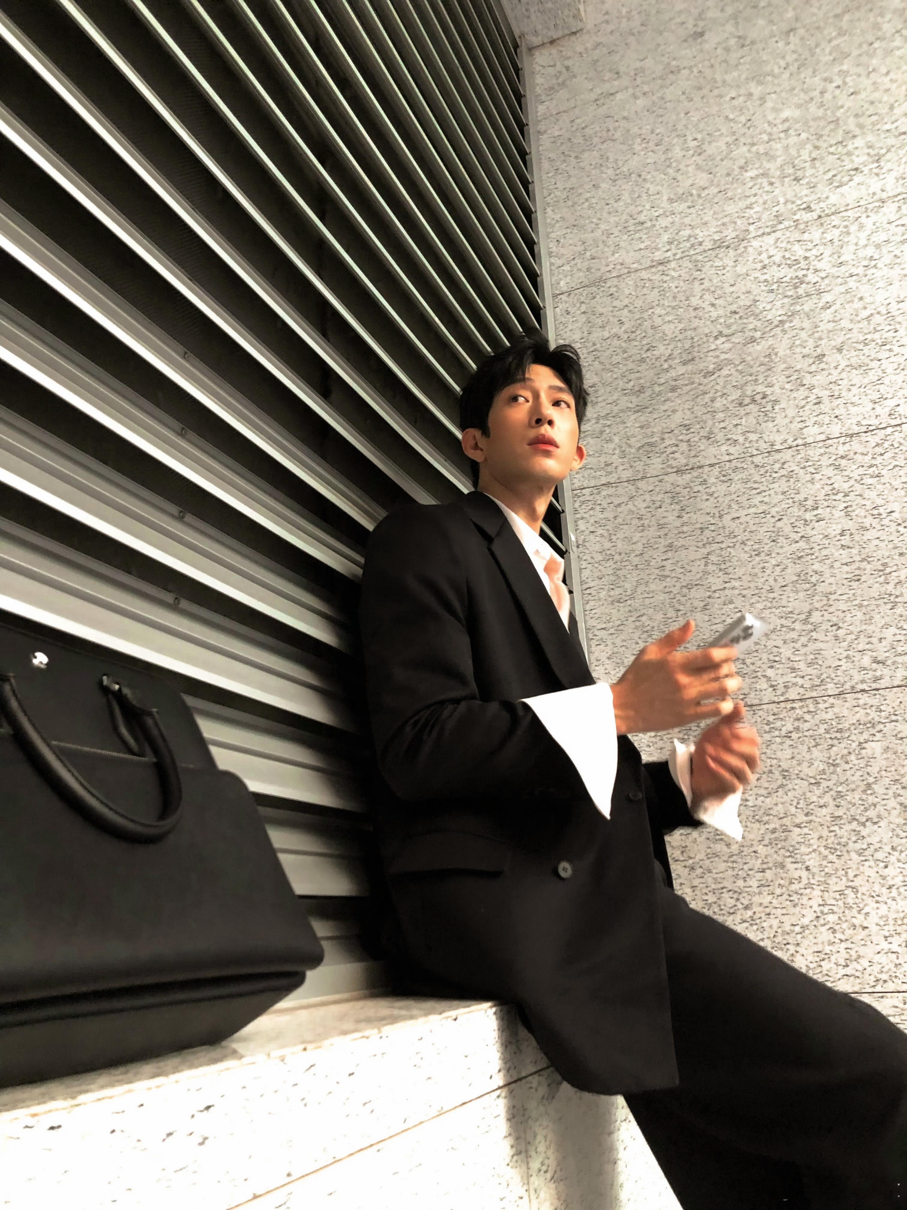 井柏然挑眉这一下 反复循环栾念维权这段戏太上头！面对黑中介，栾念先闲聊铺垫，挑眉