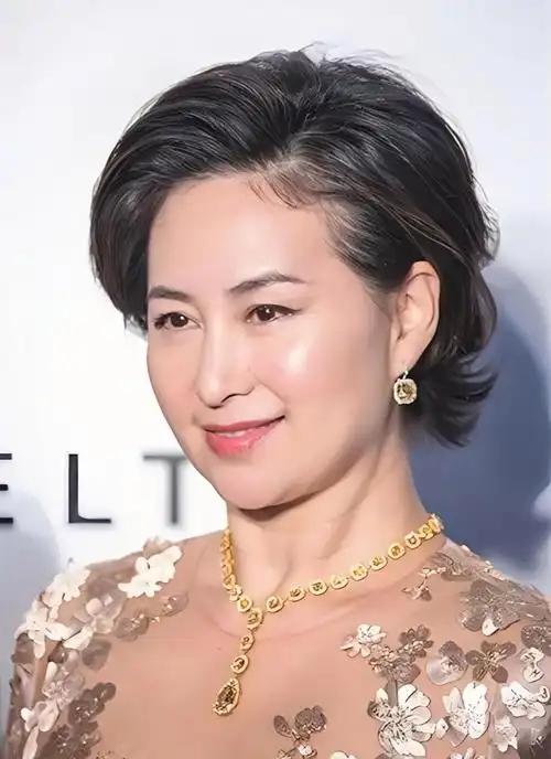 她坐拥澳门赌业半壁江山，更是家族5000亿资产的继承人。
她斥资百亿打造一座五星