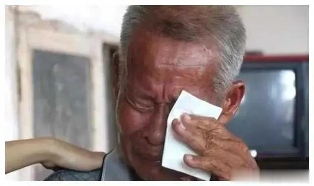 2016年的一天下午，四川某派出所接到一位七十多岁老人的报案。老人声称，在小旅馆