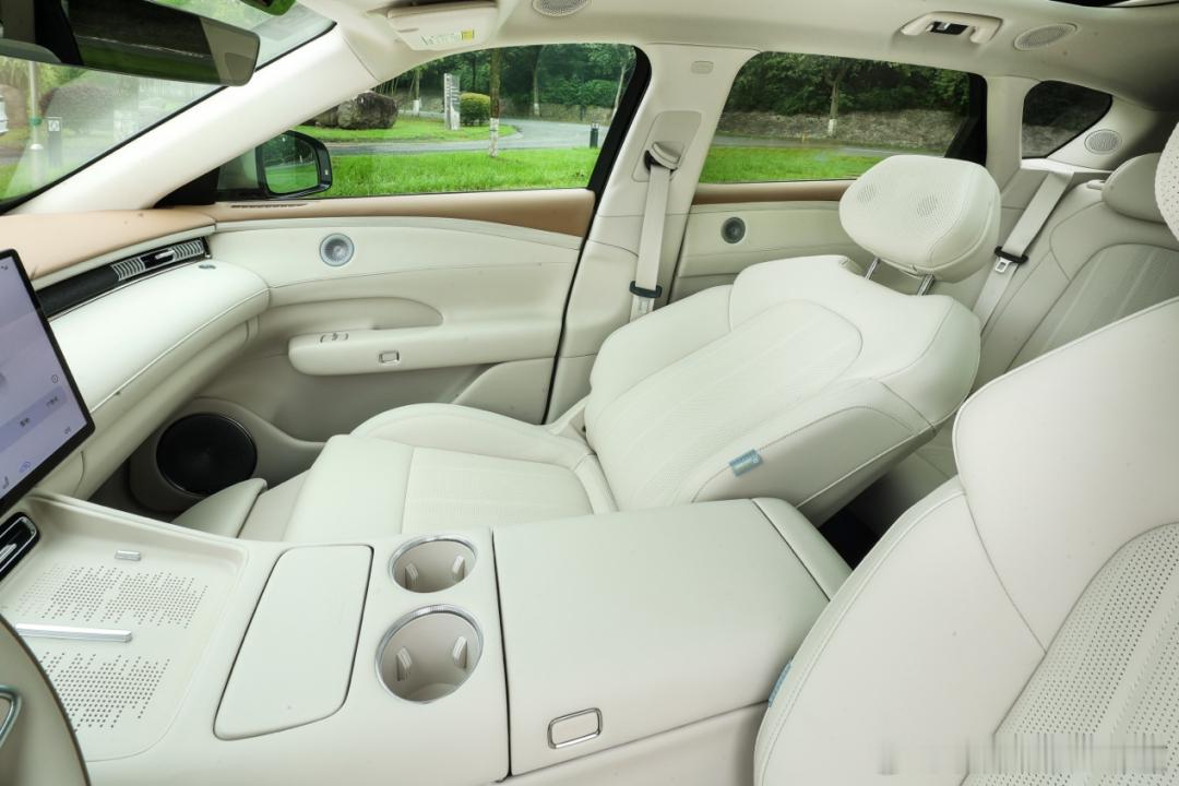 25万级SUV，想要大空间，又不想舍弃智能化和驾乘品质感，答案只有一个——岚图F