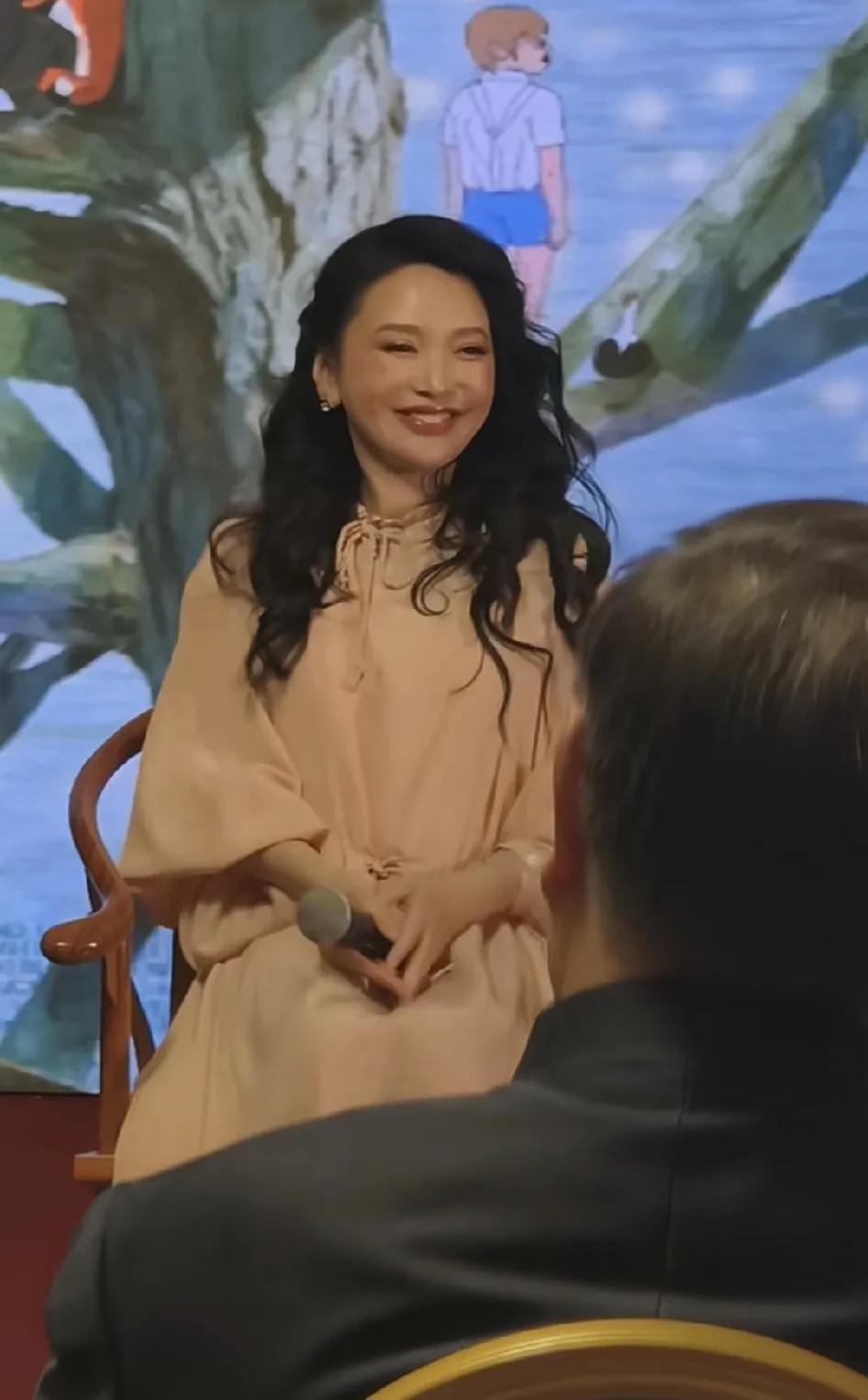 近日金莎参加活动，唱了自己作词作曲的《星月神话》。
很多网友，羡慕金莎找了小自己