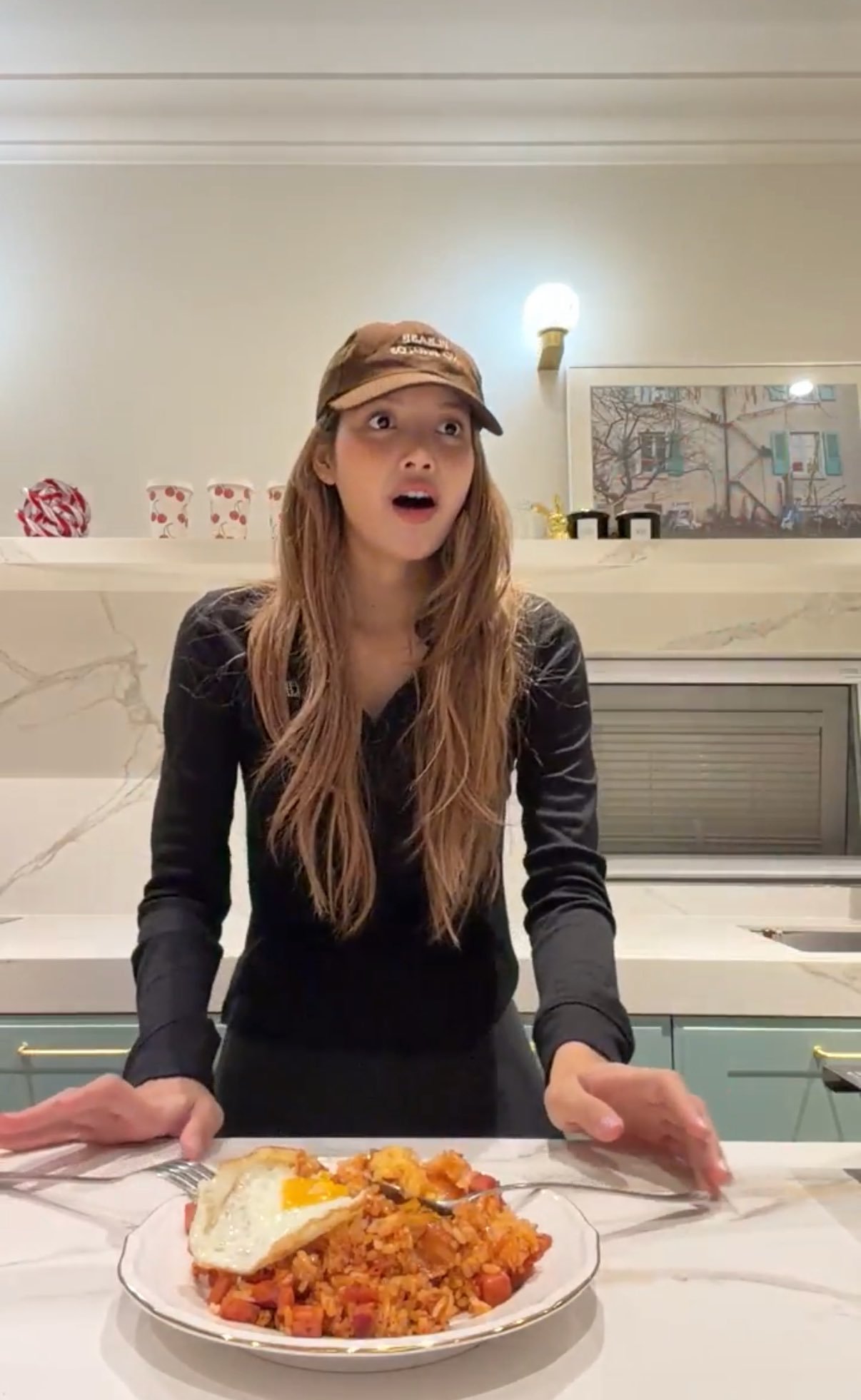 Lisa说当泰国场SOLO舞台的服装出现时，每个人的反应都会是⬇️🐣：“这一定