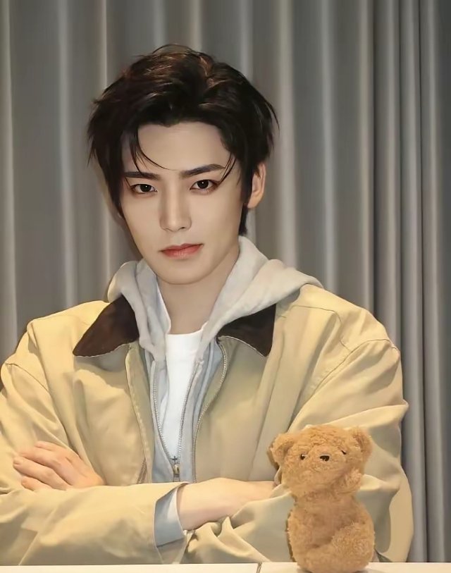 仙侠剧《长生骨》男主正式敲定侯明昊。此次合作前提是双方达成男女主平番，侯明昊方态