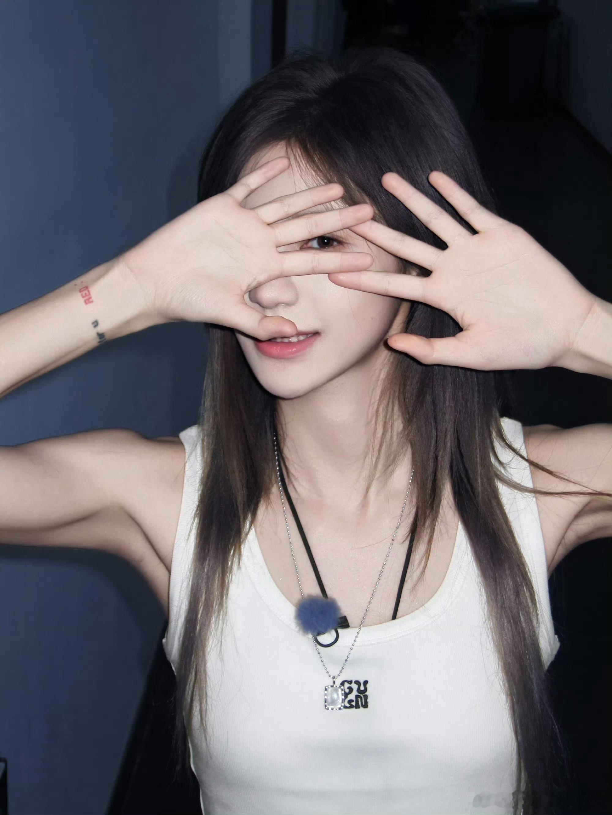 袁一琦袁一琦一种感觉 袁一琦更新四宫格📸“一种感觉”无袖look随性迷人好有力