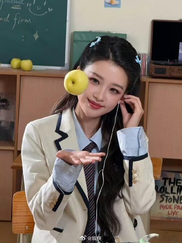 孙怡给谢娜说的汗流浃背了 谢娜本来还淡定问谁穿同款更好看，结果孙怡直接开口调侃红