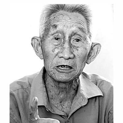 1937年，在日军的刺刀下，吴士良在给日军杀鸡，满地都是鸡血，一个胖胖的日本鬼子