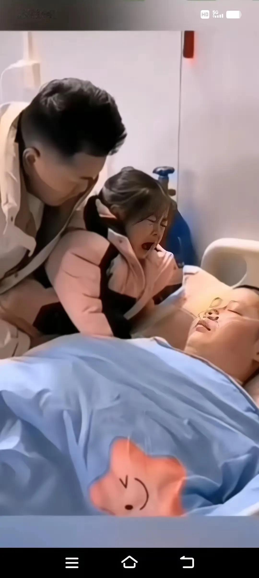 看得人心里发酸！病床边，小女孩小手紧紧抓着妈妈的衣角，脸贴在妈妈的手背上，哭着喊