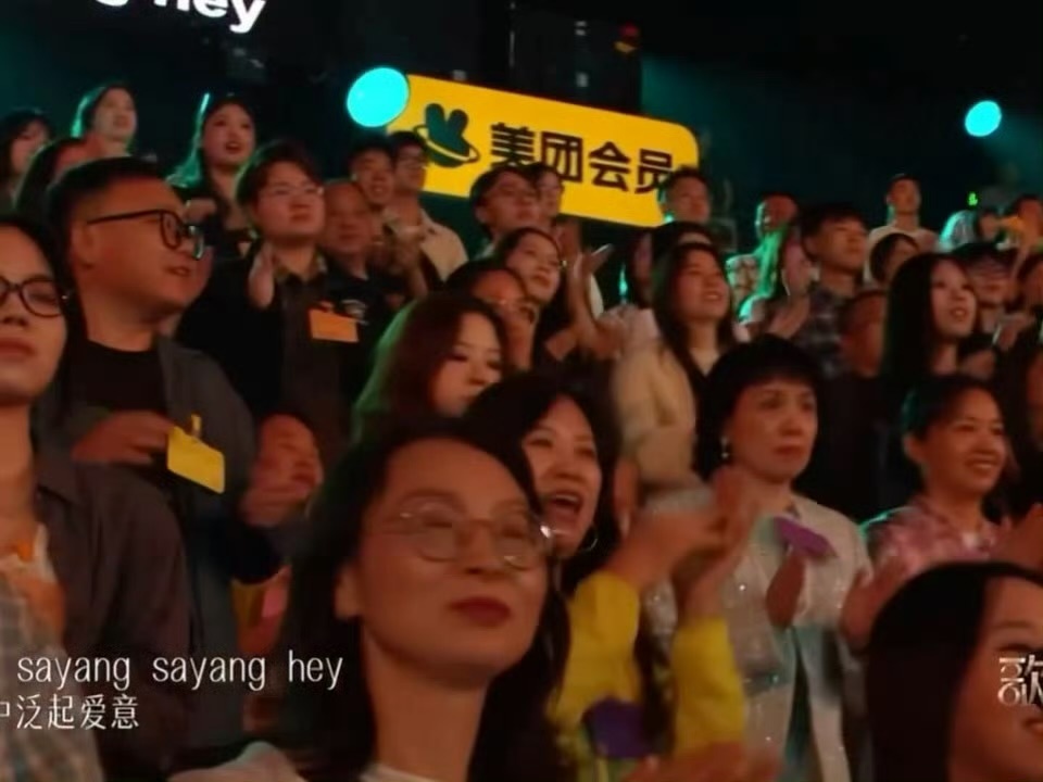 尤长靖尤长靖拥抱龚琳娜🌟高手之间的互相欣赏太动人，一曲唱罢，尤长靖的拥抱，是对