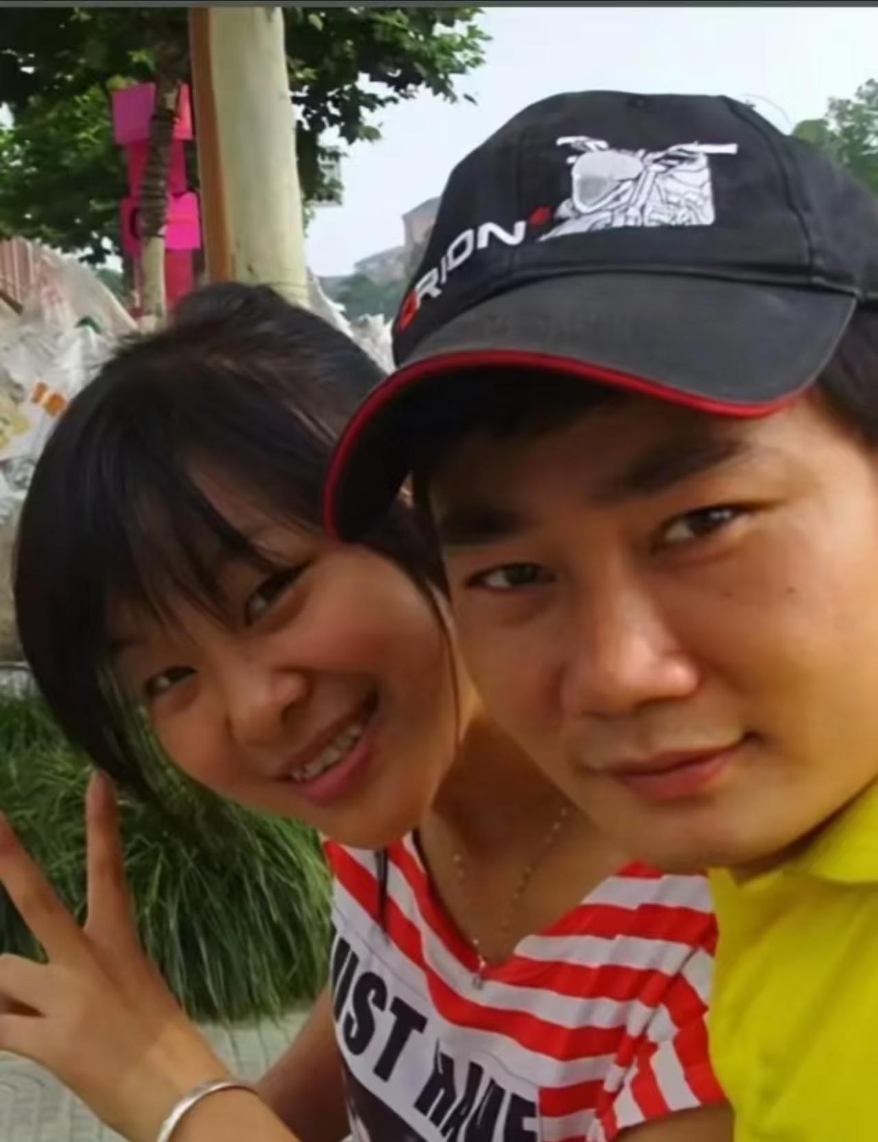 这是早年张雪与他老婆陈星伊的合影，两人都是一脸青涩学生气，当年的陈星伊笑容恬静，