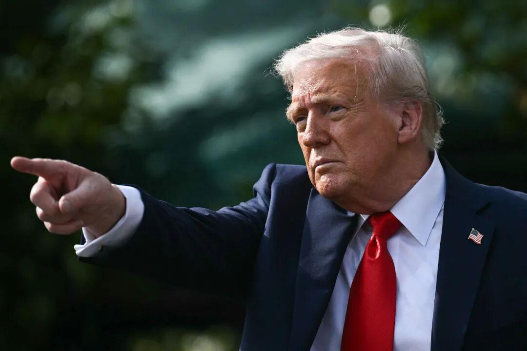 特朗普于其“真相”社交媒体平台发文，提及俄罗斯对格陵兰岛构成的威胁，并指责丹麦对