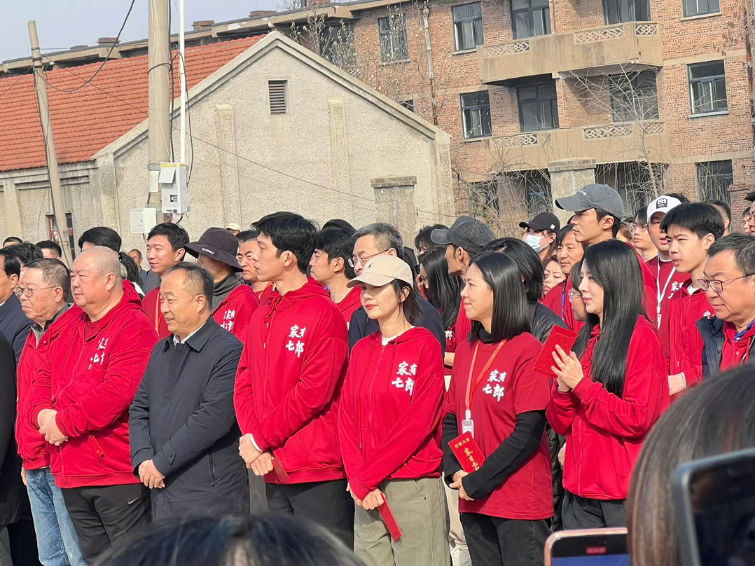 徐洋 家有七郎 看到他站在开机现场的样子，突然就理解了什么叫“人剧合一”。不需要