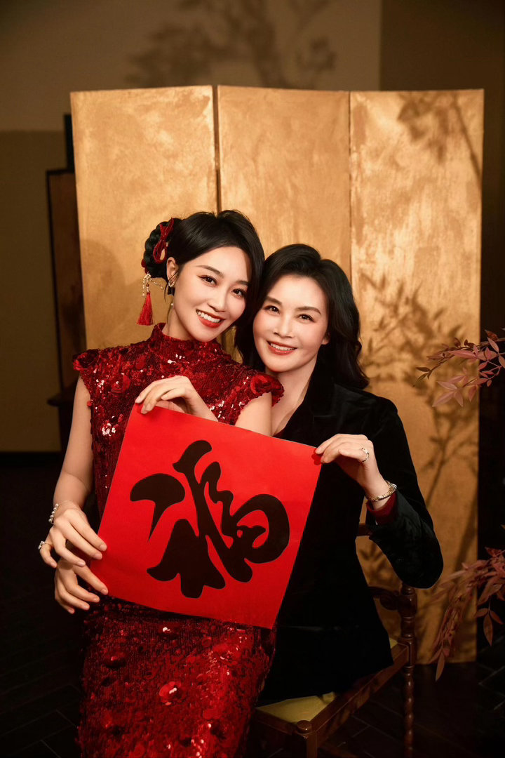 蓝盈莹和妈妈共用一张脸 三十载岁月流转，母女眉眼如出一辙，时光改变了模样，不变的