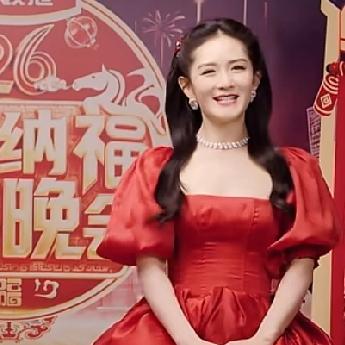 本来是李雨桐和薛之谦之间的大战，
结果谢娜坐不住，加入战局，
和李雨桐一起锤薛之