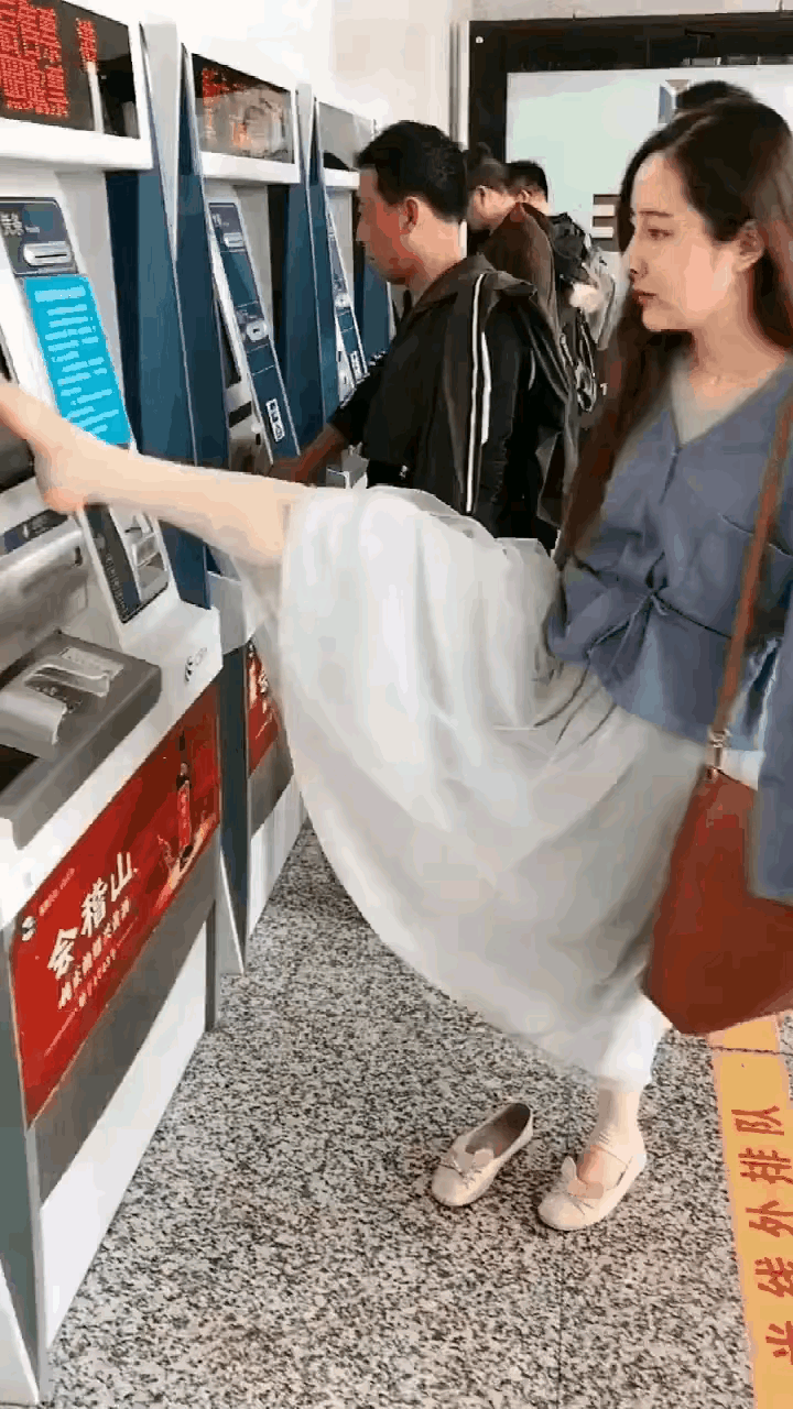 女子竟抬起脚用脚趾操作地铁售票机，初见举动遭误解，知晓实情全场默然，无臂女子以双