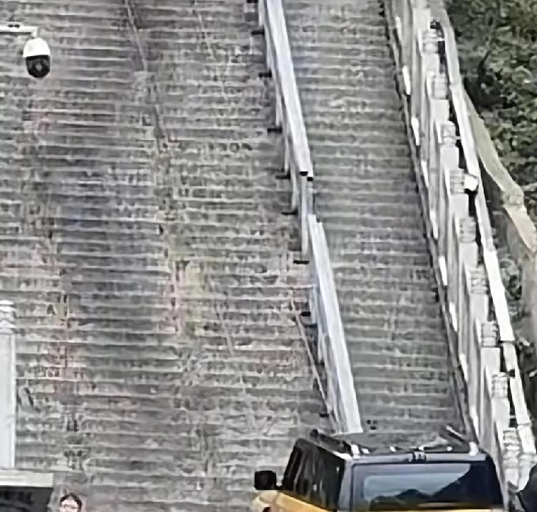 别再宣传了，全国的朋友都看见了
最近在张家界一个景区内围了很多人，因为有一个品牌