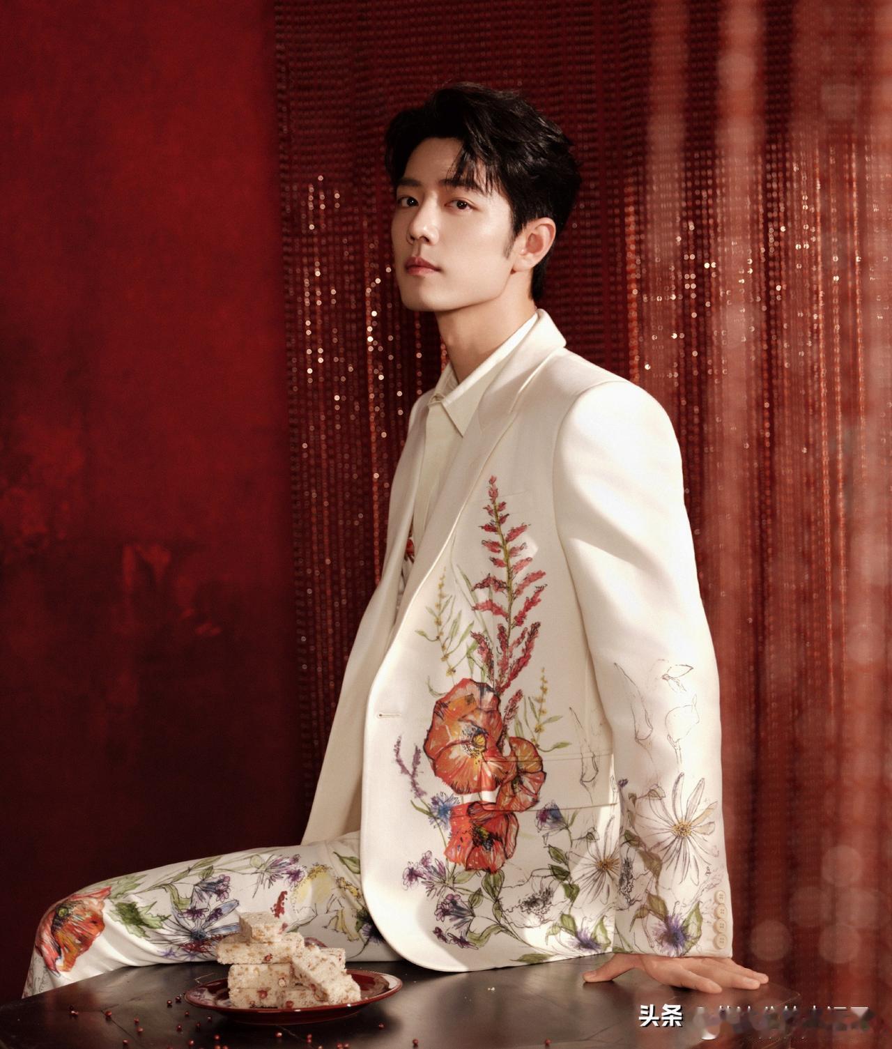 肖战今天将登北京卫视春晚表演《岁岁年年》，节目位于第15个，他今天春晚的造型也释