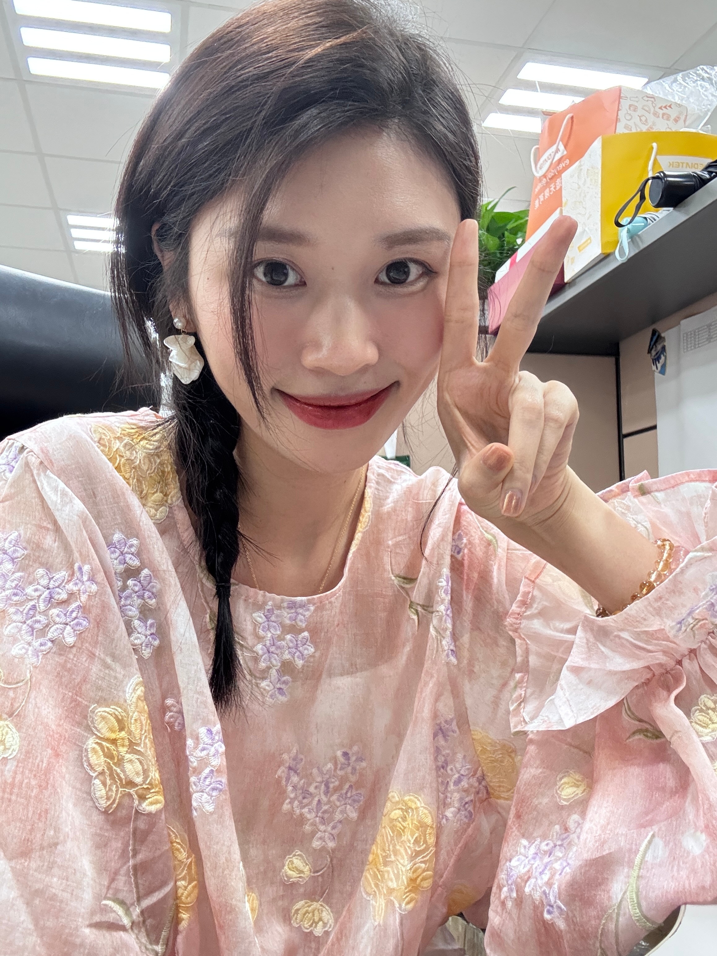 今天中午遇到很久没见的同事她说我怎么生了孩子变年轻了我之前是很老吗还是说我状态越