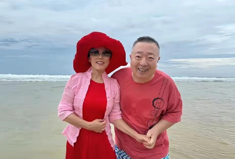 70岁董浩叔叔海边撒糖！和老伴手拉手转圈，活成晚年最好模样
 
     童年记