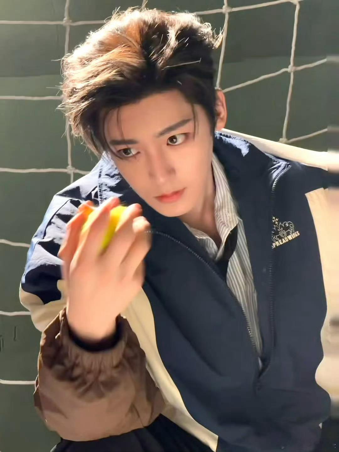 侯明昊怼脸拍怎么拍都好看高清镜头扛住所有刁钻角度！运动风露额造型超绝，活脱脱三次