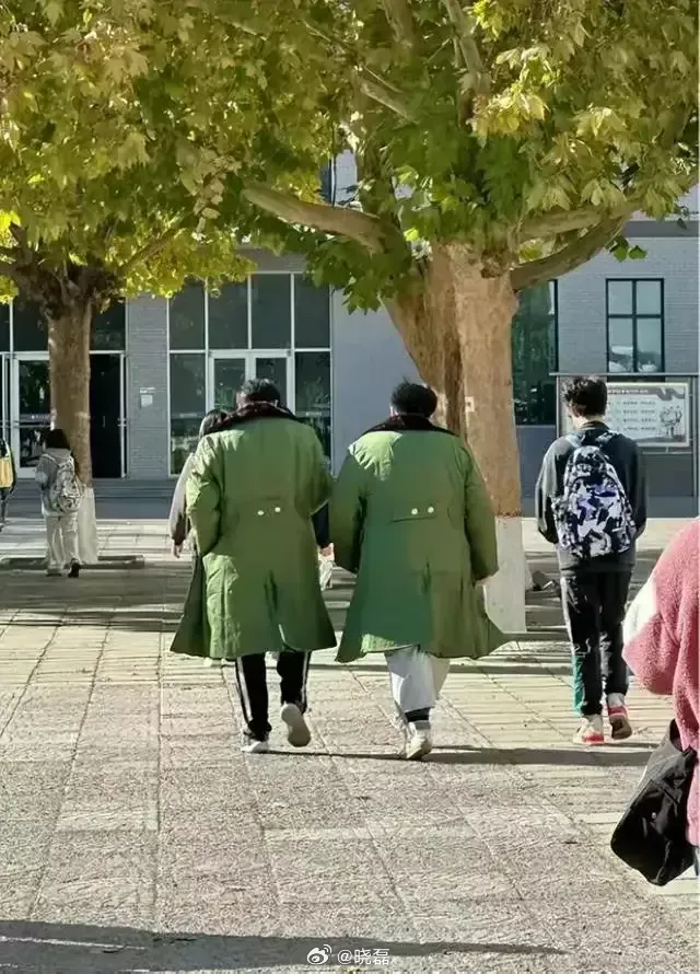 网友分享：“真佩服现在的00后，干掉了高房价，又干掉了羽绒服，人间清醒唯有00后