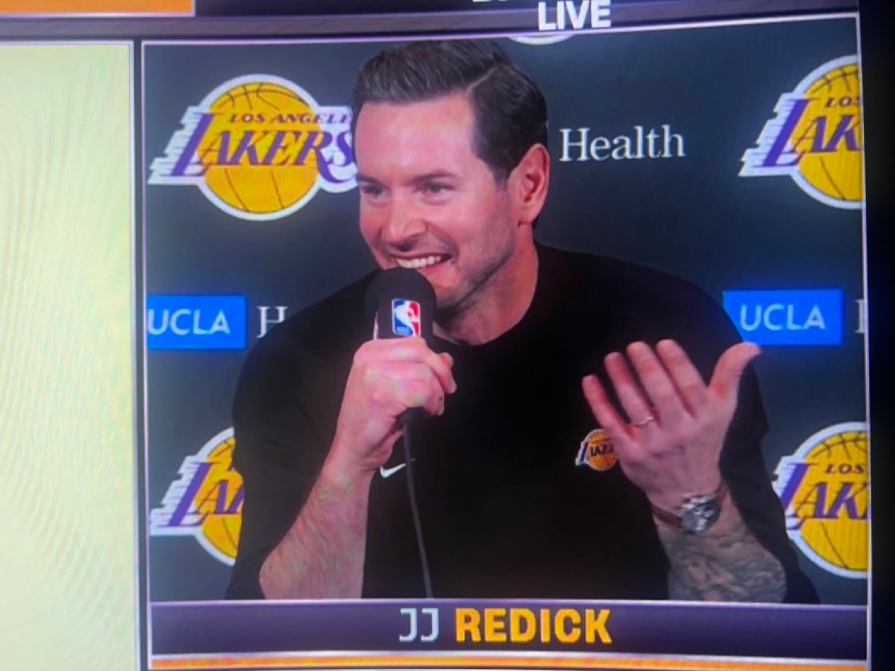 雷迪克谈詹姆斯会不会在最后一攻前知道自己只有8分：“他对一切都了如指掌，他是勒布