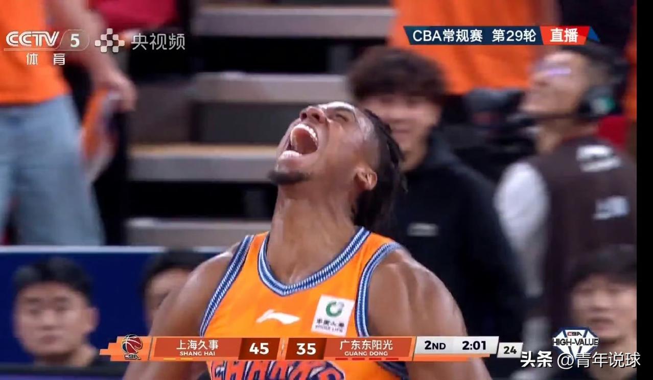 统治内线！怀特塞德怒吼庆祝！

今天晚上广东男篮对阵上海男篮的比赛，老将怀特塞德