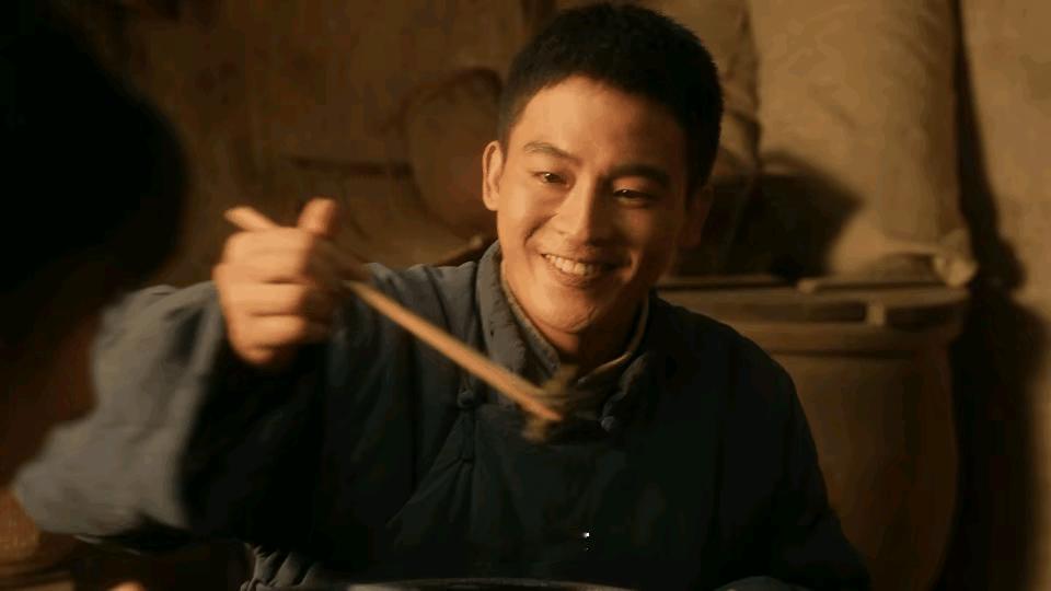 欧豪今年确实比较火。
他主演的三部剧我全看了。
《北上》《刑警的日子》到刚刚追完