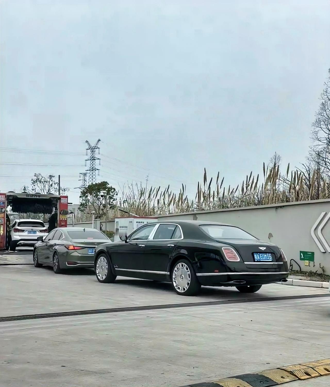 这个十块钱洗车是宾利吗？

老a8也是a8老宾利就不是宾利嘛！而且，这么长，车头