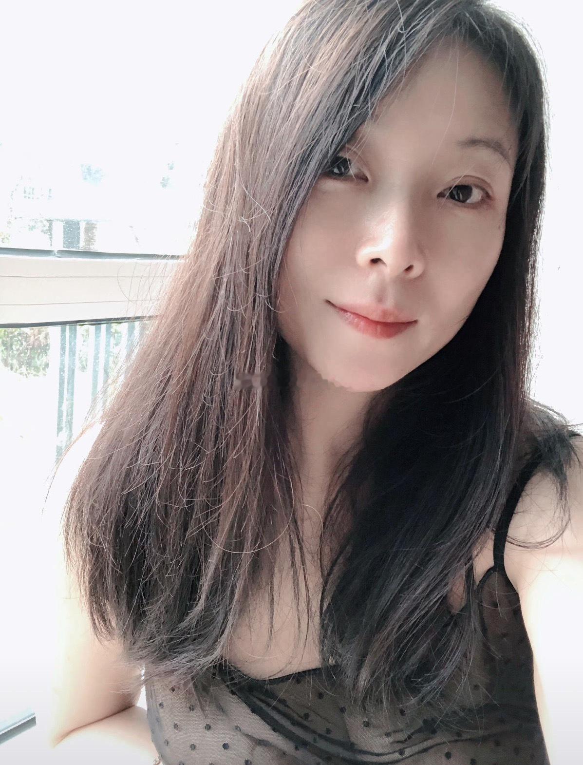 昨晚睡太晚了，今天早上10点才醒。 