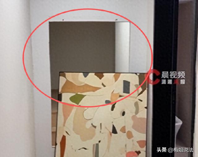 武汉，女子去酒店里开房，入住后快到凌晨的时候，女子感觉房间挺诡异，因为房间内还有