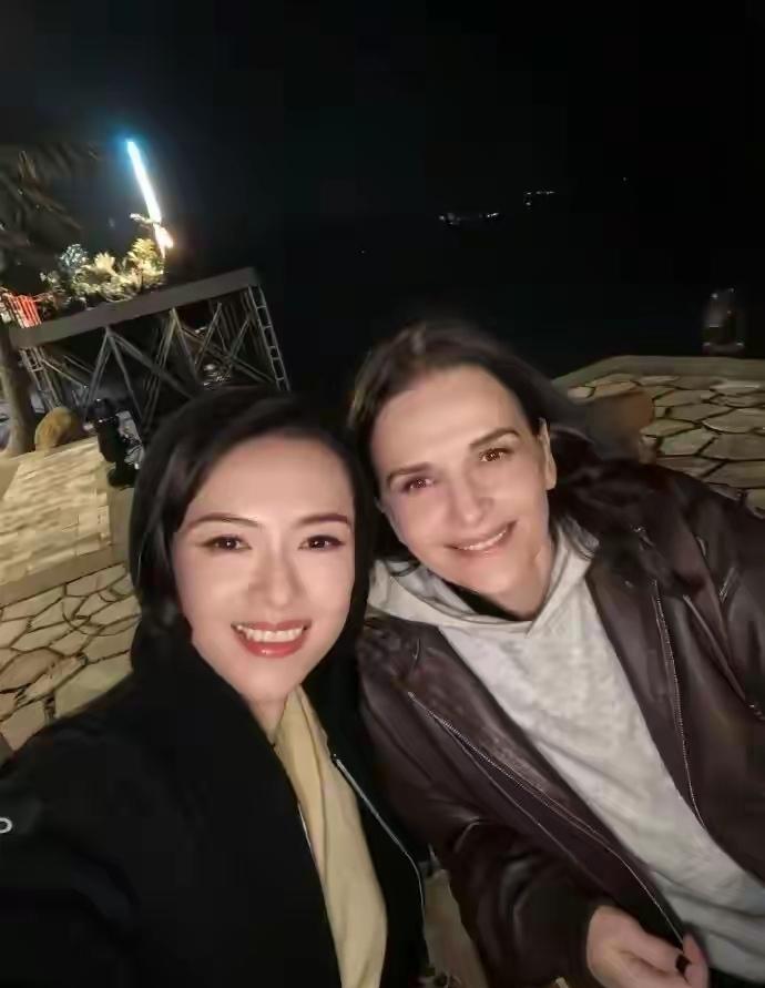 46岁章子怡巴黎风范十足！收工后直奔电影院，与61岁法国影后朱丽叶·比诺什自拍畅