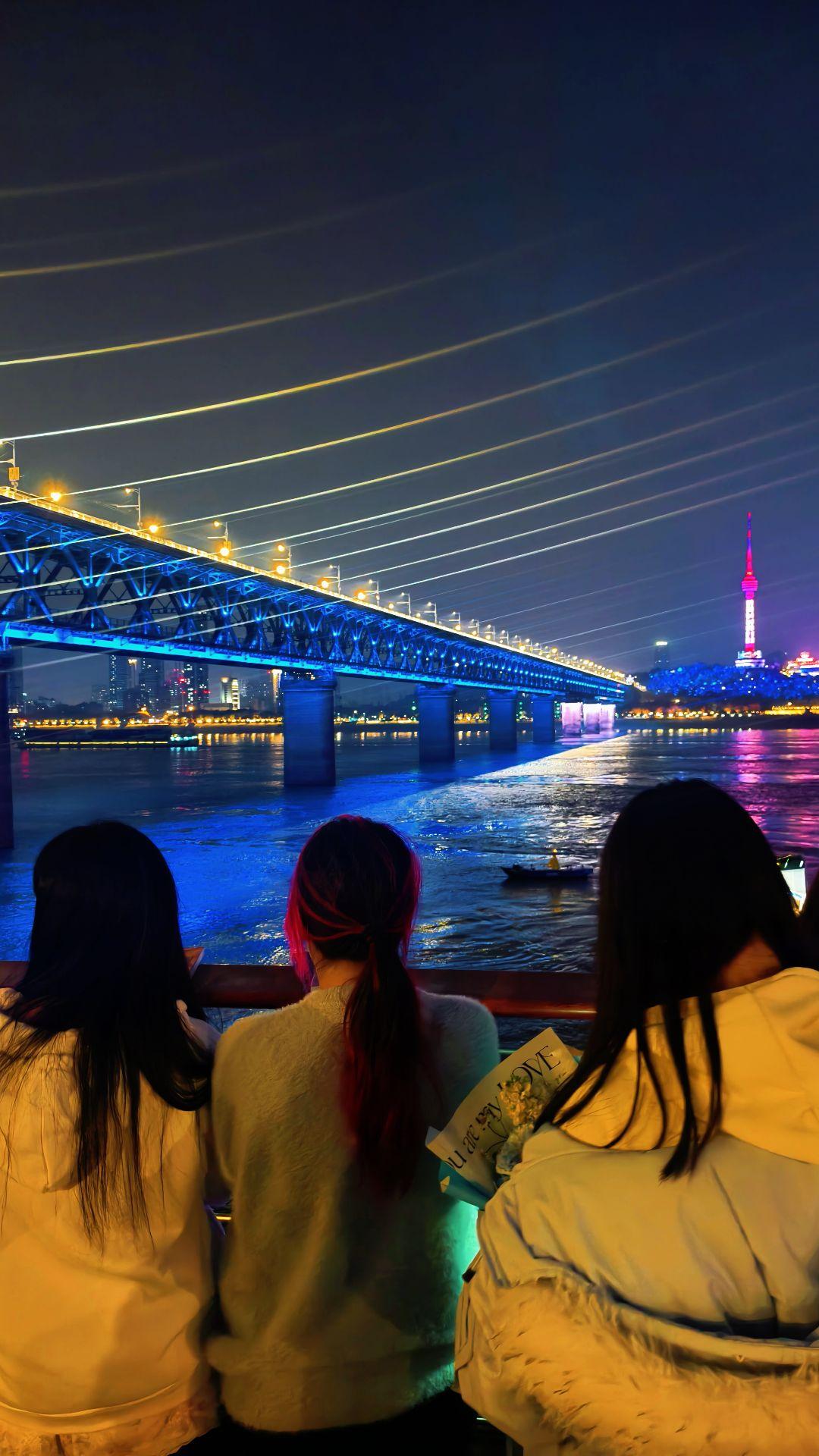 人到了一定年龄， 看清了很多人， 却不再轻易拆穿。