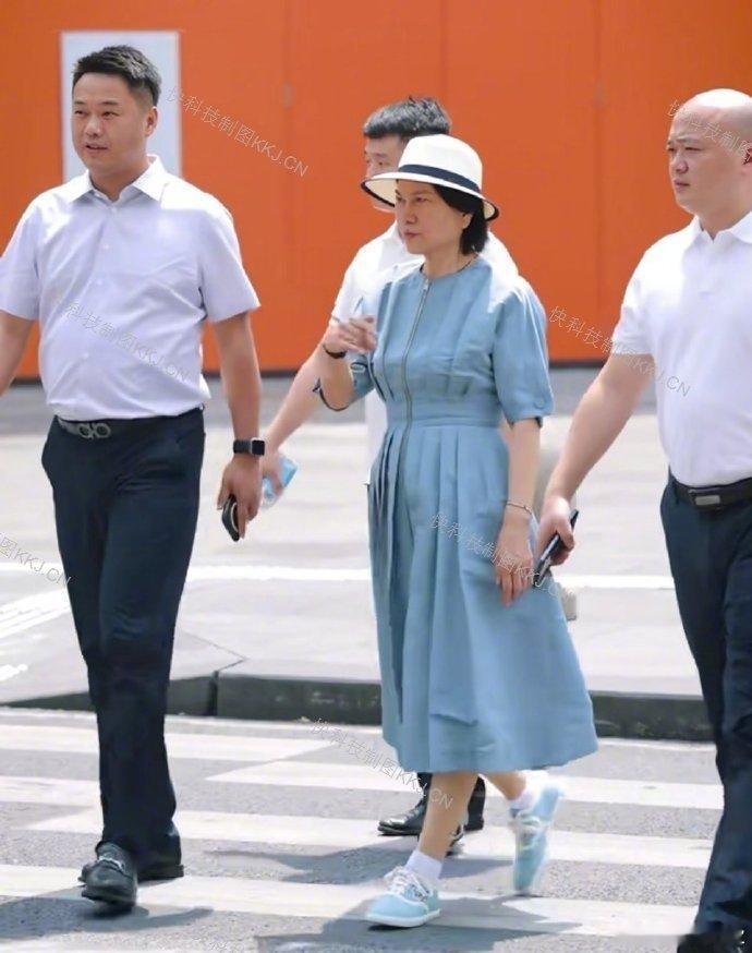 【董明珠现身成都太古里引热议】网友成都偶遇董明珠7月31日消息 近日，多名网友晒