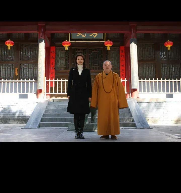 这是2012年央视著名美女主持人刘芳菲和释永信的合影！ 
 
释永信在采访中透露