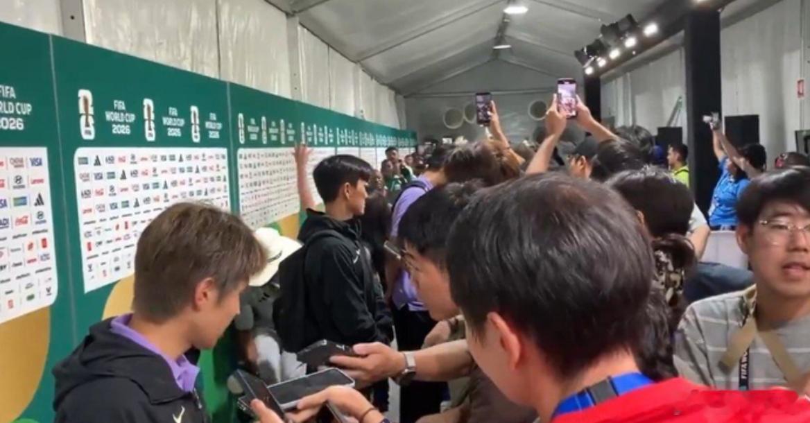 韩国南非赛后发生冲突 韩国球员金玟哉、黄仁范等人正在镜头前接受本国媒体采访，现场