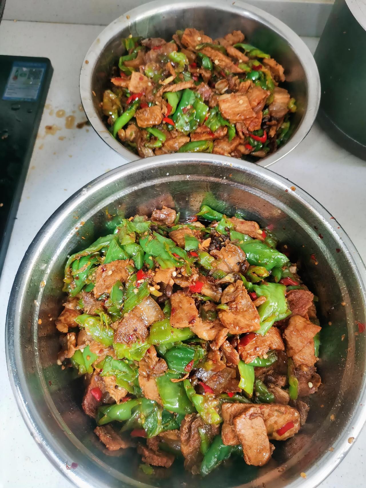 今日食堂家常菜谱：
拍椒炒五花肉
素炒南瓜丝
山药红枣骨头汤。

我的人生是怎么
