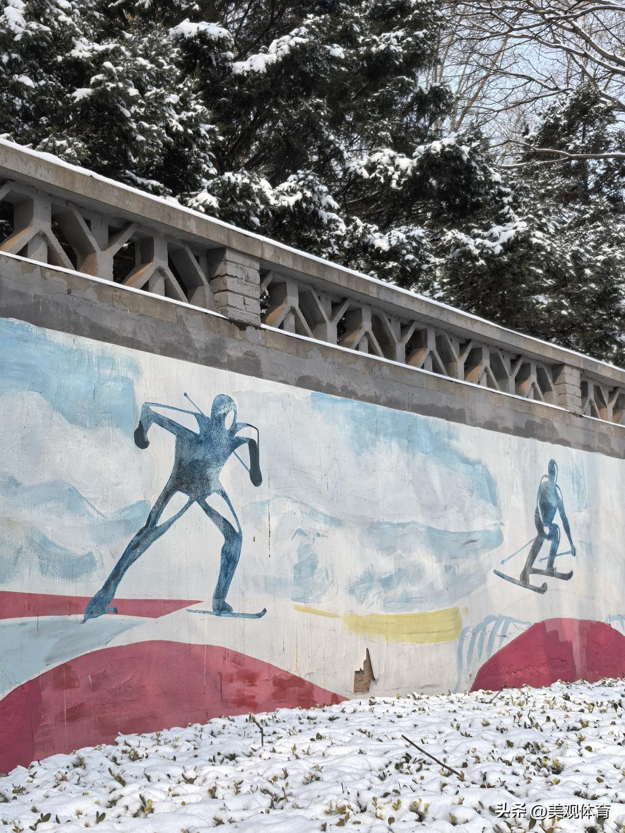 积雪衬托墙面上的壁画，让作品更加生动。积雪更像是作品不可分割的一部分。