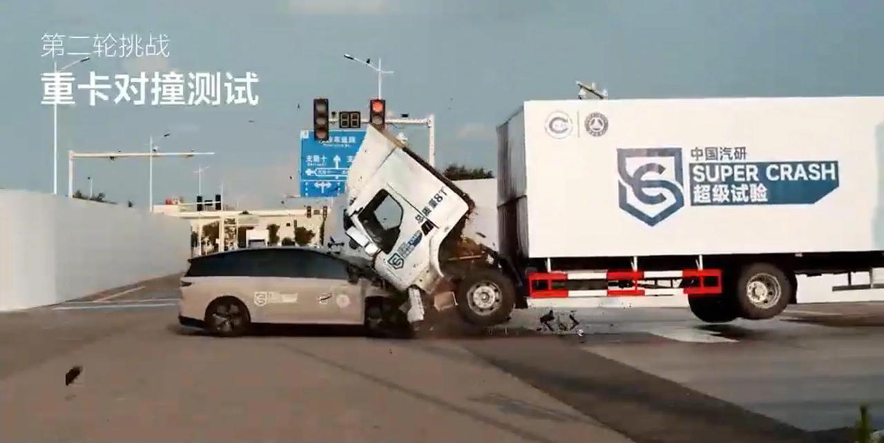 这起乘用车货车对撞，如果货车空载，100%正面对撞呈现跳起的姿态可以理解，因为这