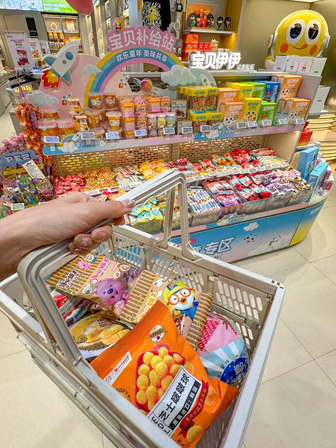 谁懂！在上海偶遇时代少年团零食店！1元喝☕️