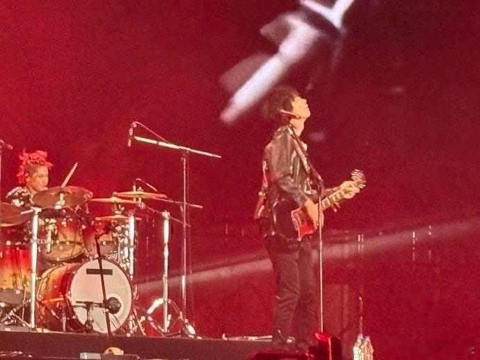 新裤子随地大小扭舞姿很曼妙 新裤子一扭，拘束感拜拜！魔性旋律中集体蹦迪，彭磊庞宽