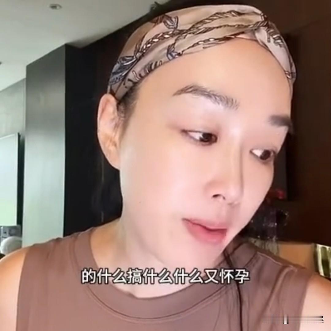 8月22日，钟丽缇在直播中亲自否认怀孕，称身形变化只是“幸福肥”，背后却是300