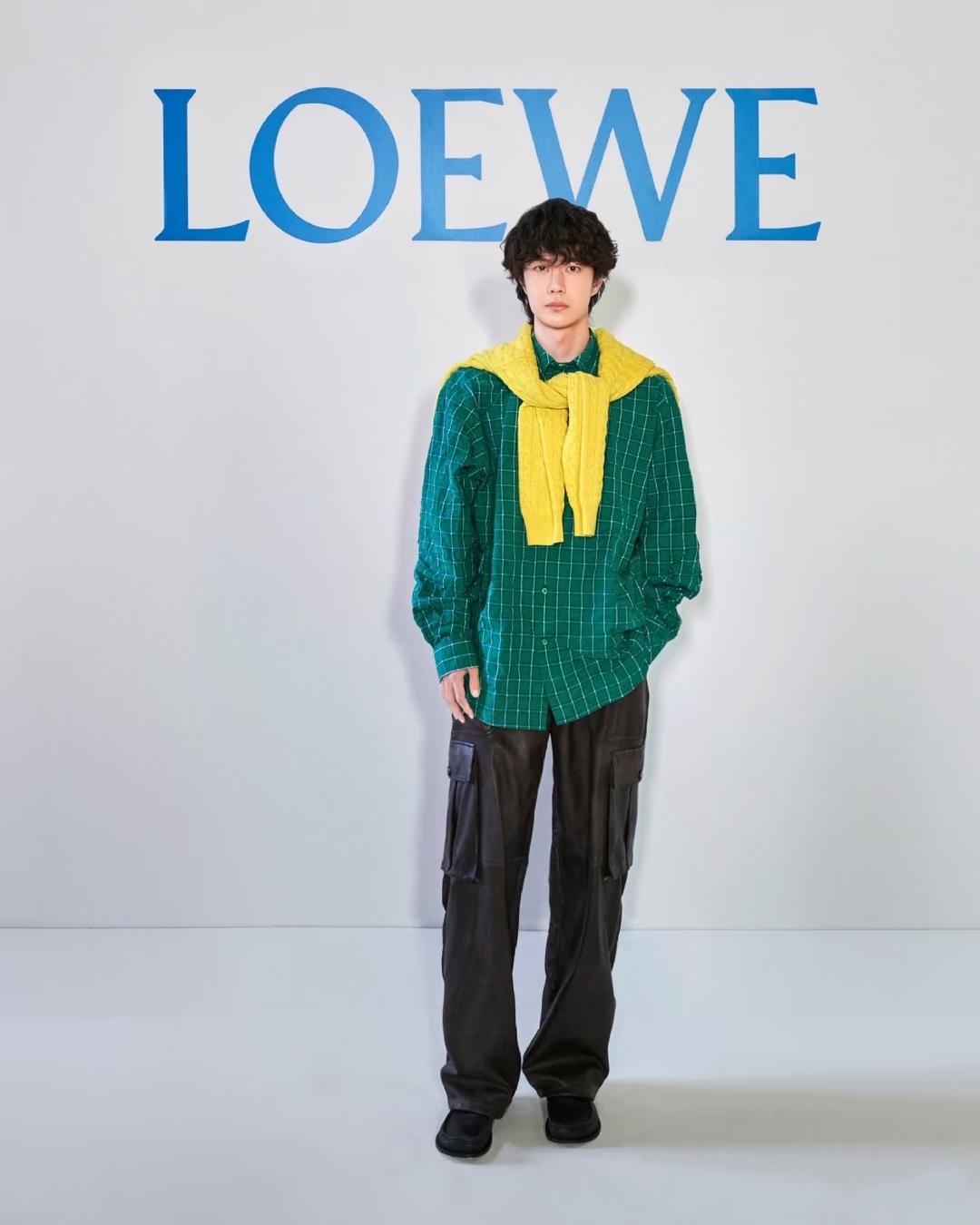 巴黎时装周，LOEWE罗意威外网首位认领✅
全球品牌代言人王一博[大金牙]。
是