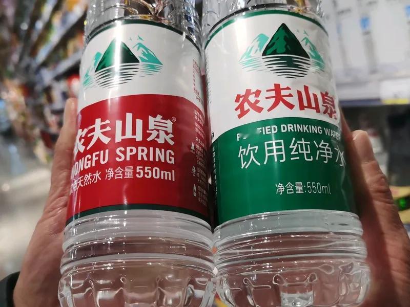 当年，钟睒睒的儿子被爆是美籍的时候，很多网友抵制农夫山泉，改喝娃哈哈，现在娃哈哈