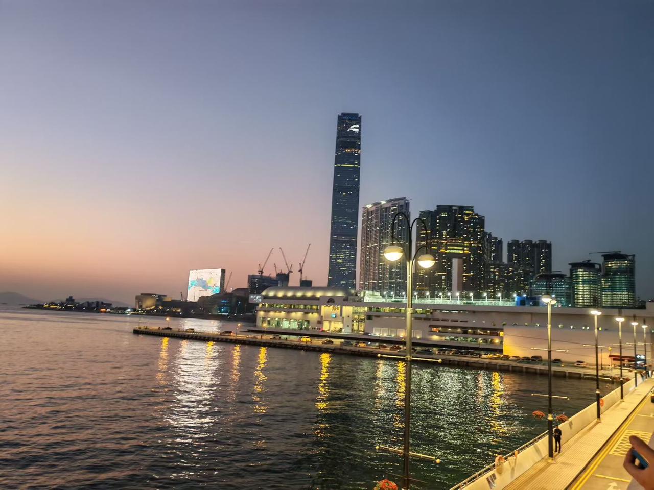 N年前，用铜丝替代保险丝，虽然没有断，也没跳闸，但不到1分钟短路地方的电线着火了