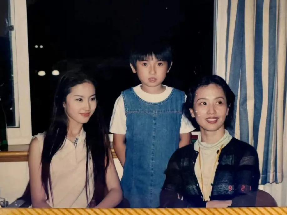 刘亦菲的妈妈和女儿一样的美。
从小陪伴着刘亦菲长大的她，做妈妈很成功，她和刘亦菲