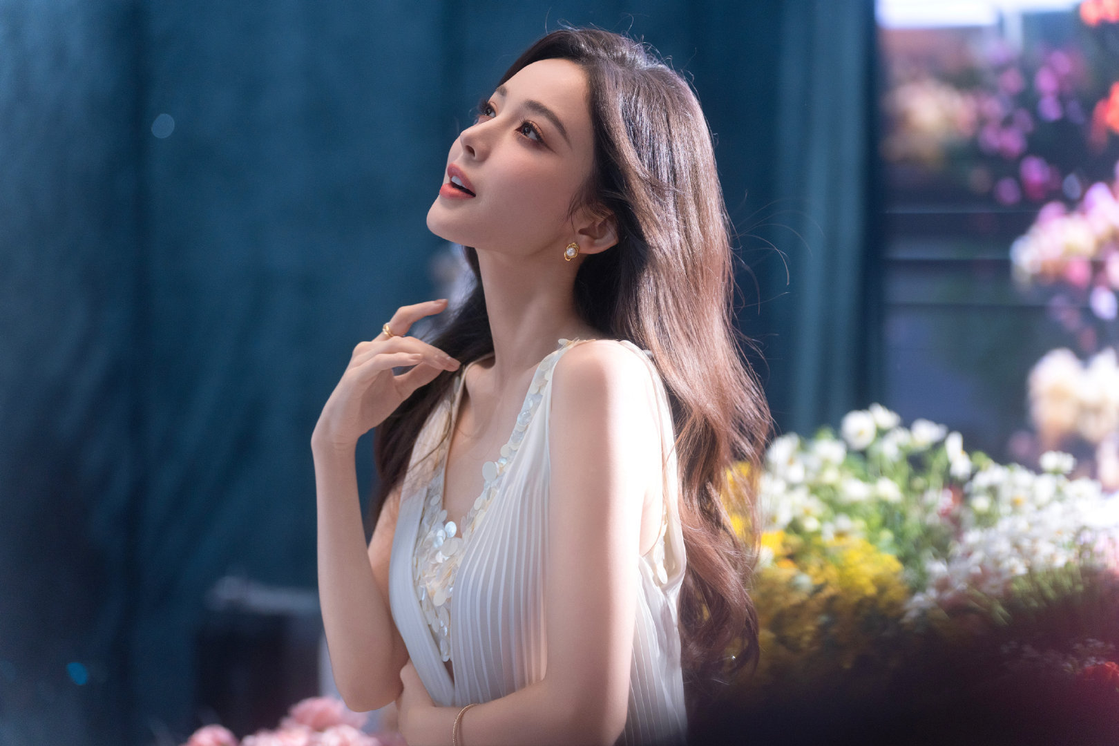 娜扎一转身春天到了谁能拒绝温柔又明媚的古力娜扎，白色亮片长裙搭配长卷发，手捧鲜花