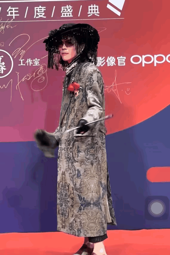 向佐一天可真累啊。每次出来造型都不一样。
我想他应该为这些造型绞尽脑汁了吧。估计