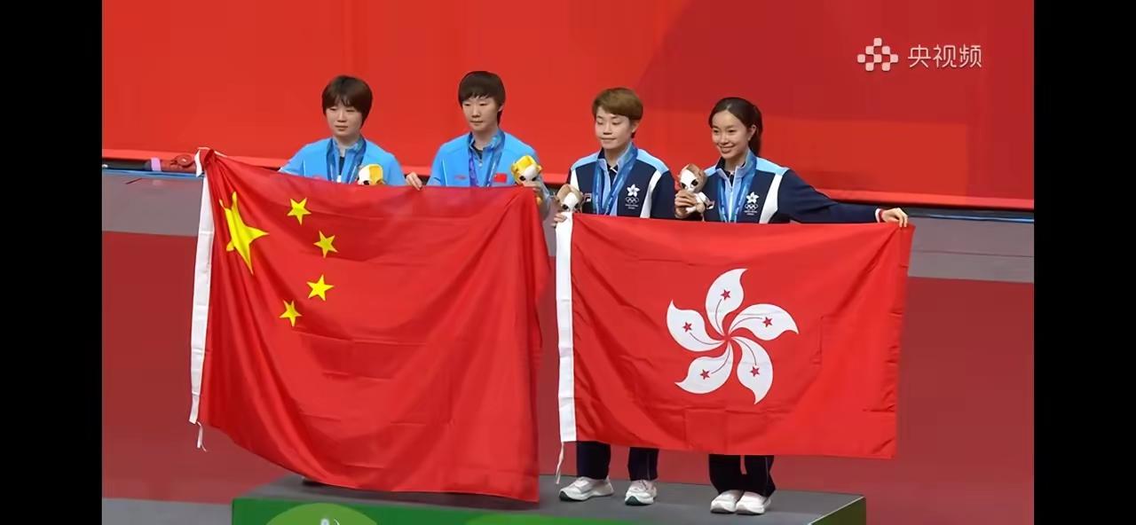 这一幕，太戳中国人的泪点啦[比心][比心]
冠军台上，五星红旗和紫荆花旗同框
冠