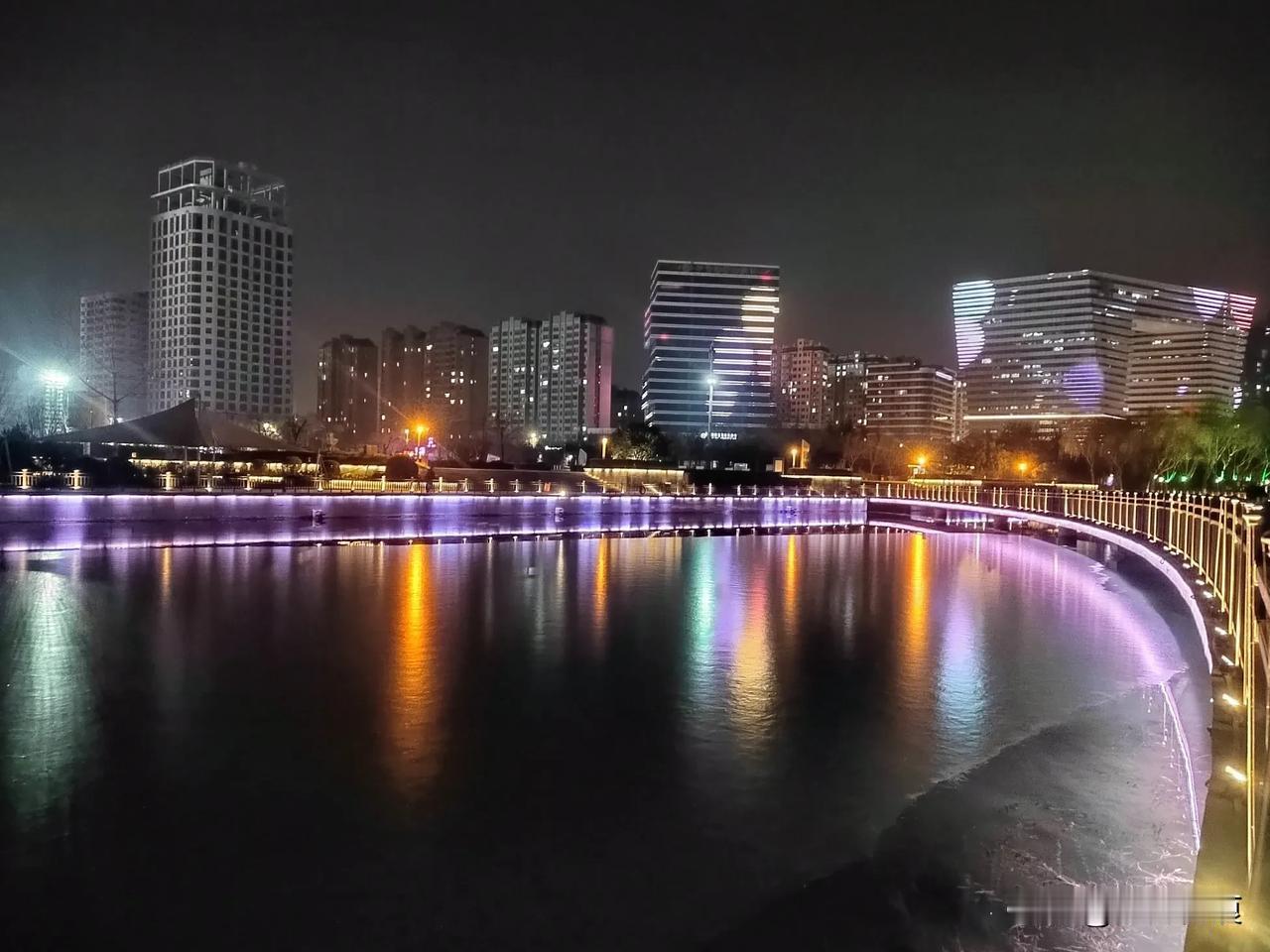 看看鹤壁淇滨的冬日夜景。
由于天气寒冷，夜晚游人特别少，但是淇滨的夜景依然灿烂。